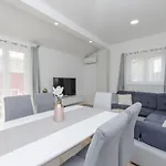 Apartament Dasa *